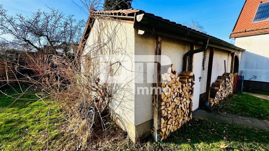 Ein- bis Zweifamilienhaus in hervorragender Lage mit großem Grundstück - Garage Nebengebäude